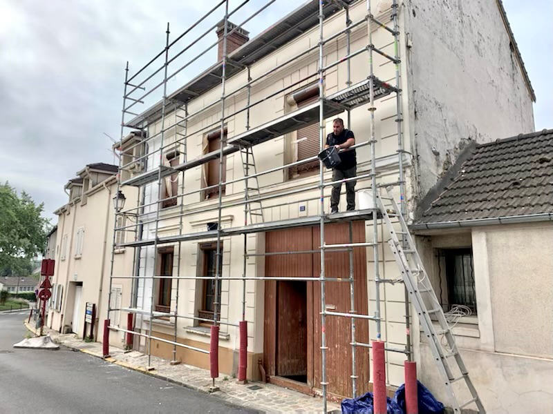 réparation de fissure sur un chantier avant l'pplciation d'enduits