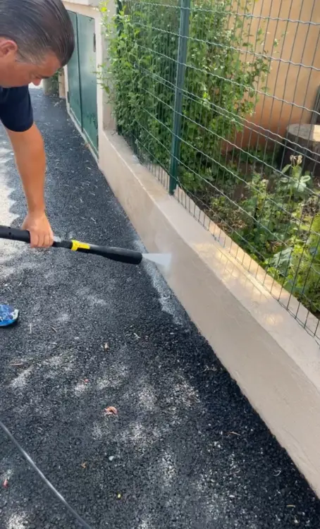 Nettoyage d'un murte devant une propriété à Morangis dans l'Essonne