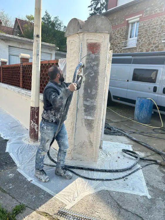Application d'un enduit projeté sur un pilier avec go Renov '