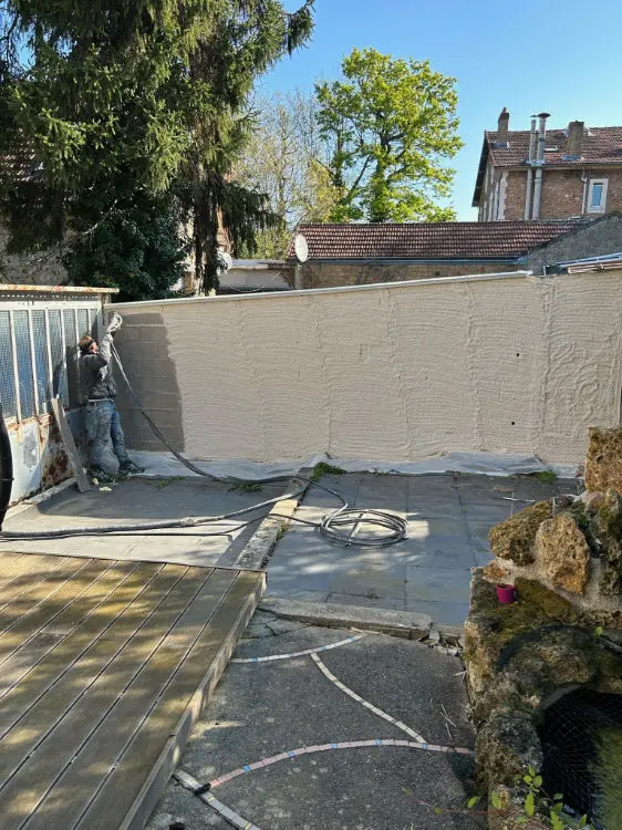Application d'un enduit sur un mur à Sainte-geneviève des bois dans le 91